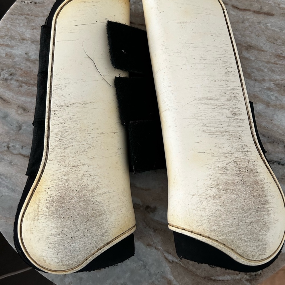 Eskradron white brushing boots large